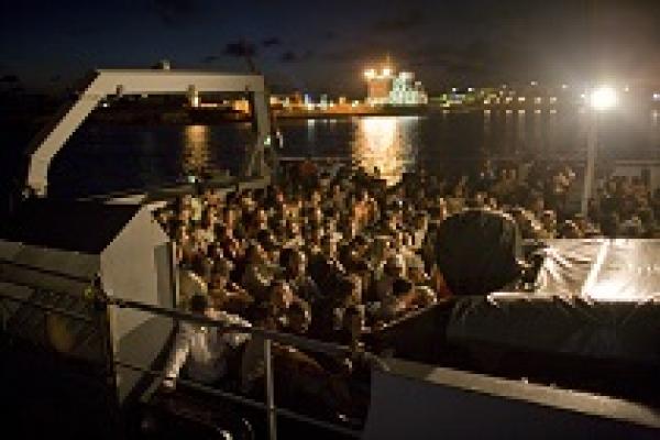 Reddede migranter sættes i land ved Lampedusa